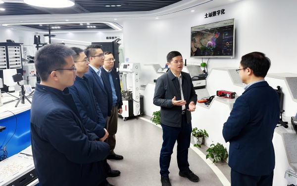 廣西農(nóng)村投資集團(tuán)有限公司黨委書記、董事長廖應(yīng)燦一行蒞臨托普云農(nóng)調(diào)研參觀